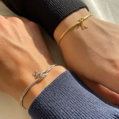 Introducing the latest addition to our highly cherished Love Knot Bracelets, now featuring customizable initials. Our 16.5+5cm unisex-sized bracelets come in both Gold and Silver options, offering you the chance to create a truly unforgettable gift ❤️ Make It Unique: Add your loved one's initial to the center of the Love Knot, transforming it into a unique and heartfelt token. Whether it's a cherished memory, a significant date, or a special someone's initial, these bracelets are a perfect canva His And Hers Bracelets Couples, Matching Gold And Silver Jewelry, Small Birthday Gift Ideas For Him, Initial Bracelet For Boyfriend, Bridal Bracelet Gold Danty Letters On Them, Secret Relationship Gifts, Matching Gold Bracelets For Couples, Matching Couple Accessories, Boyfriend Jewelry Gifts