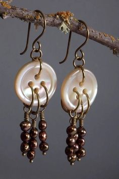 Diy Jewelry Earrings, Homemade Jewelry, Handmade Wire Jewelry, Button Jewelry, Button Earrings, Fresh Water Pearl, Pearl Strands, Jewelry Patterns