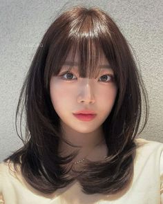 Medium Hair Layers With Bangs, Hairstyle With Bangs Medium, Medium Length Haircut Japanese, C Cut Hairstyle, Hair Inspo Mid Length, Medium Hair With Bangs And Layers, Medium Hair Korean, Medium Haircut With Bangs, Medium Haircuts With Bangs