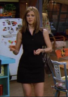 90s Working Woman, Classy Flannel Outfit, Rachel Green Trench Coat, Rachel Green Suit Outfit, Rachel Green Skirt Outfits, Rachel Green Office Outfits, Jennifer Aniston 90s Outfits, 20s Long Hair