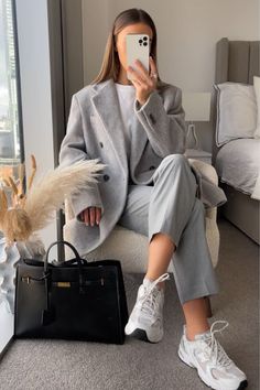 Grey Sneakers Outfit, Strange Fashion, New Look Fashion, Stylish Winter Outfits, Casual Outfit Inspiration, Uni Outfits, Summer Work Outfits