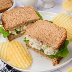 there is a sandwich and potato chips on the plate