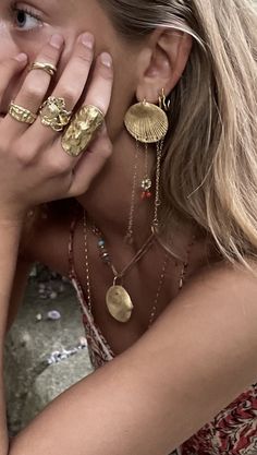 Gold Chunky Rings Aesthetic, Eclectic Gold Jewelry, Chunky Summer Jewelry, Jewelry Stack Necklace, Jewelry Pics Ideas, Eclectic Jewelry Aesthetic, Logan Tay Jewelry, Big Gold Jewelry, Gold Jewelry Chunky