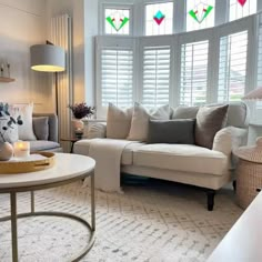 26+ Bay Window Seating Ideas for a Breathtaking Living Room View Bay Window Couch, Window Couch, Window Seat Living Room, Living Room Bay Window, Small Sectional Sofa, Small Lounge