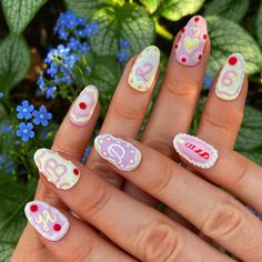 ˚ 𝜗𝜚˚⋆｡ retro birthday nails inspired by vintage lambeth cakes! 3D sculpted pink and yellow buttercream frosting textures, maraschino cherries, icing ruffles, stylistic hearts, and candles ˚ 𝜗𝜚˚｡☆ Example set is 11. Short Round In checkout notes: include the year number or let me know if you want the numbers removed and replaced with more cherries and hearts! A sizing kit is required before purchasing a nail set to ensure a perfect fit. Please allow 1-2 weeks for order processing and shippin Birthday Nails For 11 Year, Pink Nails Birthday Set, Frosting Nails, Buttercream Nails, Ruffle Nails, Cake Nails Design, Birthday Theme Nails, Birthday Cake Acrylic Nails, Birthday Candle Nails