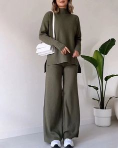 Casual Chique Stijl, Casual Turtleneck, Chique Outfits, Essentials List, Loungewear Set, Travel Hacks, Komplette Outfits, Casual Sets, Womens Loungewear