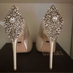 Brand New Never Worn Elegant Embellished Champagne Wedding Shoes, Elegant White Shoe Clips For Evening, Glamorous White Wedding Shoes For Gala, Glamorous White Shoe Clips For Wedding, Elegant White Shoe Clips For Party, White Glamorous Wedding Shoe Clips, Glamorous White Wedding Shoe Clips, Glamorous White Almond Toe Wedding Shoes, Elegant White Rhinestone Shoe Clips