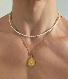 Mens Real Pearl Necklace, Men Aesthetic Jewelry, Pearls And Gold Necklace, Pearl Chain Men, Men’s Necklaces, Gold Jewelry Men, Gold Necklace Men, Men's Necklace Gold, Necklaces Aesthetic