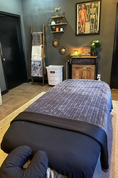 Massage Therapy Outfit, Massage Therapy Rooms Ideas Business, Massage Room Set Up, Massage Suite Ideas, Massage Bed Setup, Sports Massage Room Ideas, Holistic Therapy Room Ideas, Massage Salon Design, Boho Massage Room Ideas