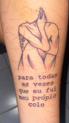 a man with a tattoo on his leg saying,'para todas as vezs que su fui meu propio colo '