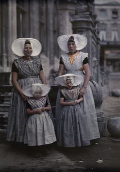 Mothers And Daughters, We Are The World, Folk Costume, People Of The World, Antique Photos, Photos Of Women, Female Poses, Women In History