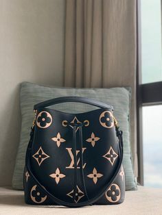 ?? ?? SIZE :26.0 x 26.0 x 17.5 cm Vuitton Outfit, Louis Vuitton Outfit, Louis Vuitton Designer, Vuitton Bag, Louis Vuitton Bag, Contact Us, Luxury Bags, Clutch Bag, Louis Vuitton