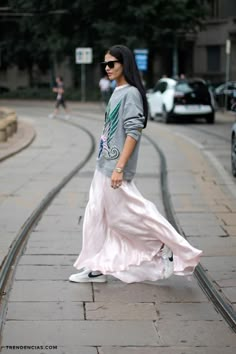 Gilda Ambrosio, Walking Down The Street, Cooler Look, Women Street, Street Style Chic, Street Style Inspiration, Pink Skirt, Street Style Looks