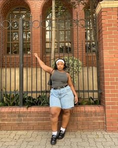 Style For Hot Weather, Amusment Parks Outfit Plus Size, Plus Size Summer Outfits Streetwear, Cute Comfy Outfits For Summer Mid Size, Plus Size Middle School Outfits, Oversized Jorts Outfit Women Plus Size, Jorts Outfit Mid Size, Mid Size Pants, Size 16 Outfit Ideas