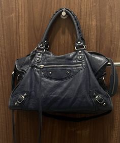 Balenciaga city bag navy blue - bag inspo, designer bag, secondhand bags Navy Blue Designer Bag, Vintage Designer Pieces, Vintage Bag Aesthetic, Balenciaga Bag City, Balenciaga Bag Outfit, Scandinavian Clothes, Navy Handbag, Navy Blue Bag