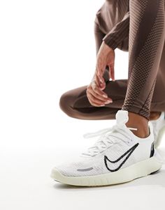 Zapatos de Nike Running Echa a correr Diseño de corte bajo Tirador trasero para facilitar el calzado Cierre con cordones Borde con forma de calcetín Detalle característico de Nike Suela de goma resistente Suela texturizada antideslizante Basket Noir, Nike Branding, Fitness Challenge, Free Running, Sportswear Women, Profile Design, Nike Running, Apply Online, White And Black