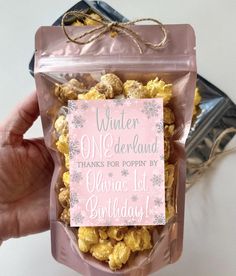 Your guests are sure to love these adorable stand-up customized popcorn bags! The bags come with a custom label already attached and pre-cut pieces of your choice of ribbon or twine. When your bags arrive, simply stuff with your favorite popcorn and pass out for all your guests to enjoy! Feel free to message me if you have any custom design requests.  PRODUCT DETAILS:  -Custom label and zip bag + ribbon/twine -Personalized 4"x3" glossy waterproof white or kraft brown labels -Standing zip pouches measure approximately 8 inches tall x 5 inches wide -Resealable zip pouches with clear front and kraft brown or colored back  -Holds approximately 2 cups of popped popcorn 🍿  🚨POPCORN IS NOT INCLUDED!🚨The product is pictured with caramel and cheddar popcorn, but this listing is for CUSTOM BAGS O Winter Birthday Favors, Winter Wonderland Party Favor, Winter Wonderland Goodie Bags, Winter Onederland Favors, Winter Themed Party Favors, Winter Onederland Party Favors, Popcorn Treat Bags, First Birthday Party Favors, Winter 1st Birthday