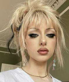 Pamela Anderson Makeup, Cute Aesthetic Makeup, Eve Frsr, Winter Make-up, Winter Make Up, 90s Makeup Look, Show Makeup, Performance Makeup