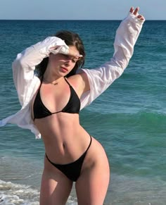 Swimwear Aesthetic, Summer Goddess, Body Inspiration, Girl Body, Mode Inspiration, Beautiful Woman, Beach Outfit, Sunnies, Photography Poses