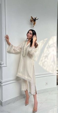 Pakistani Kurta Set, Modern Kurti, Winter Outfits Dinner, Outfit Ideas For School Fall, Hair Color Short Hair, Trendy Outfits Indian, Indian Outfits Lehenga, Pakistani Fashion Casual