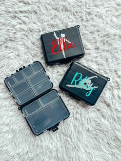 "𝐃𝐚𝐧𝐜𝐞 𝐤𝐢𝐭 𝐚𝐜𝐜𝐞𝐬𝐬𝐨𝐫𝐲 𝐜𝐚𝐬𝐞 🪩 The perfect way to stay organized with all those itty bitty pieces! 🥰 These personalized travel kits are great for dance, cheer, gymnastics, travel and more! With 12+ compartments, it's easier than ever to keep up with allllllll the \"things\" 🙌🏼 Accessory cases will come with a silhouette of your choice and/or name/monogram for $16 or you can choose to have one prefilled for $24 🤍 If you'd like prefilled, please let me know below if you need Light Dark Hair, Travel Hairstyles, First Aid Kit, Travel Kits, Travel Hacks, Itty Bitty, Stay Organized, Staying Organized, Sister Gifts