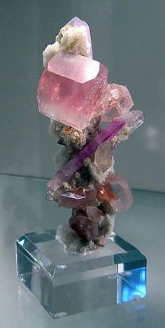 Morganite and kunzite. Another jazzy composition by Mother Nature. (Photo: Bill Larson)“ …just….wow!” Minerals Crystals Rocks, Crystal Castle