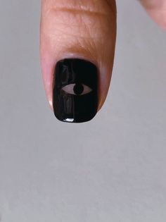 Nail Eyes Design, Happoween Nails, Eyes On Nails Art Designs, Eyeball Nails Halloween, Goth Nails Short Natural, Cool Goth Nails, Spooky Gel Nails, Stubby Nail Designs, Short Witchy Nails Simple