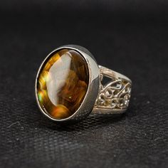 The Power of the Fire Agate Silver Ring 🔥💍 Discover the elegance of this beautiful silver ring with Mexican fire agate, a unique handcrafted jewel from Robles Joyeros. Each ring is handmade by our artisans, using 100% Mexican materials. This ring is perfect for any special occasion and an unforgettable gift. By purchasing this ring, you are supporting a community of artisans dedicated to keeping our traditions alive. Product Features: Material: High-quality solid silver (950), certified by JR9 Fire Agate Jewelry, Fire Agate Ring, Agate Properties, Fire Ring, Big Ring, Silver Ring For Women, Handmade Silver Jewelry, Band Design, Big Rings