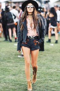 33 HOTTEST FESTIVAL OUTFITS FOR COACHELLA ARE RIGHT HERE – My Stylish Zoo #WomenDress #weddingdress #eveningdress #cocktaildress #bridesmaiddress #promdress #PartyDress #BridesmaidDress Coachella Shorts Outfit, Festival Vibes Outfit, Chella Outfits, Cold Festival Outfit Ideas, Outfits For Coachella, Electro Festival Outfit, Festival Outfits Coachella, Hard Summer Festival Outfit, Music Festival Outfit Ideas