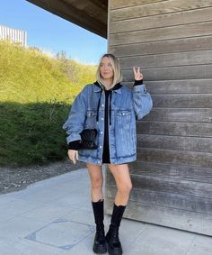 Denim Jacket And Boots Outfit, Camisa Jeans Outfit Mujer, Black Jean Jacket Outfit, Blue Denim Jacket Outfit, Rock Festival Outfit, Oversized Jacket Outfit, Oversized Denim Jacket Outfit, Japan Outfits, Jean Jacket Outfits