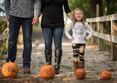 Halloween Birth Announcement Ideas, Fall Big Sister Announcement, Mom Maternity Photoshoot, Baby Announcing Photoshoot Ideas, Fall Family Maternity Pictures, Big Sister Pregnancy Announcement, Fall Maternity Shoot, Fall Maternity Pictures