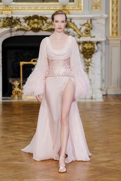 Tamara Ralph Couture Spring 2024 [PHOTOS] Coktail Dress, Couture 2024, Spring Couture, Prom Dress Inspiration, 1990's Fashion, Wedding Dress Couture