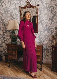 El vestido Shalom pertenece a la nueva colección de invitada AW24-25 de Cherubina. Es un vestido de corte midi y falda evasé, confeccionado en un tejido liso. Con escote de pico, adornado con una lazada en el mismo tejido. Manga 3/4 con puño y botones forrados. Cierre con cremallera invisible. Cada prenda de Cherubina es un diseño exclusivo que solo podrás encontrar en nuestra web oficial, en nuestras tiendas físicas y en nuestras tiendas multimarca autorizadas. Asegúrate de obtener la auténtica calidad y estilo de Cherubina evitando imitaciones. Confía solo en nuestros canales oficiales para tus compras. CORTE: Se corresponde con su talla. COMPOSICION: 100% poliéster. Graduation Dress Midi, Autumn Wedding Guest Dress, Wedding Guest Dress Autumn, Dress Winter Wedding Guest, Wedding Guest Dress Winter, Autumn Wedding Guest, Guest Dress Wedding, Winter Wedding Guest, Winter Wedding Guest Dress