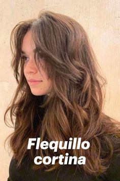 Imagen de una mujer mostrando su corte de cabello con flequillo cortina Naturally Wavy Hair Cuts, Gothic Chic, Brown Hair Inspo, Wavy Haircuts, Natural Wavy Hair