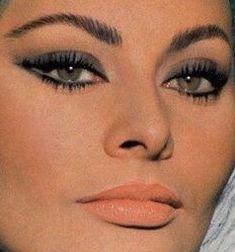 Dolls Of The 1960s — Makeup Looks/Sophia Loren 1960 Makeup, 60s Inspired Makeup, Sixties Makeup, Italian Makeup, 1960s Makeup, Disco Makeup, Makeup Collage, Eyeliner Shapes