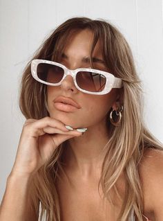 Summer is the time to wear the least amount of clothing to stay cool while layering up with accessories to be cool. That sounds like a win-win to us! So, in this blog post, we've got you covered with summer 2021s hottest accessories to pair with every outfit. #hotgirlsummer #summer2021trends #fashiontrends #fashionblogger #summertrends #summerfashion #fashionbloggers #oliviaandlaura White Sun Glasses Aesthetic, White Glasses Aesthetic, Retro Sunglasses Aesthetic, Creeper Sunglasses, White Sunglasses Outfit, Aesthetic Sunglasses, Sunglasses Rectangular, 70s Sunglasses, Sunglasses Aesthetic