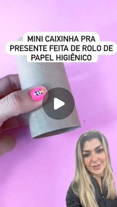 a woman holding a roll of toilet paper in front of her face with the words mini caxiina pra presente fetta de rolo de pao de papel