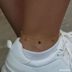 "Dainty gold stars anklet. Perfect for layering with more anklets. This anklet is a great gift for a loved one, or as a well deserved gift to yourself. More Anklets: https://www.etsy.com/shop/YaelaJewels?section_id=23700103 ★Item Details: Gold chain with star charms - 2 micron gold plated (extremely high quality material). Gold filled spring clasp and links. 8\" + 1.5\" adjustable chain extender. Please make sure this size fits your ankle. If you need a different length, simply indicate your des Cute Gold Anklets, Anckel Chain, Gold Anklet Aesthetic, Ankle Bracelets Aesthetic, Anklets Aesthetic, Cute Accessories Aesthetic, Anklets Gold, Ankle Accessories, Afro Jewelry