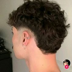 Funk Hairstyle Men, Mens Curly Hairstyles Short Fade, Burst Fade Wavy Hair, Burst Fade Middle Part, Muller Hairstyle Men, Super Short Mullet, Burst Fade Short Hair, Wavy Hair Undercut, Modern Mullet Curly Hair