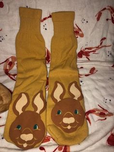 Vintage NWOTS Kasey Kangaroo kids slipper socks. USA is Free shipping. * International Buyers Please add $17.99 to total for shipping. Any questions just ask. :) Kangaroo Kids, Kangaroo Plush, Kids Slippers, Slipper Socks, Vintage Avon, Kids Socks, Leg Warmers, Kangaroo, Slippers