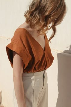 Esby Rose Crop Top in Camel Plane Fashion, Neck Top Outfit, Minimal Fashion Style, Rose Crop Top, V Neck Top, Fashion Tips For Women, Look Vintage, Look Chic