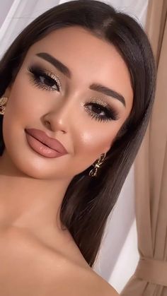 Cozy Christmas Party, Winter Makeup Ideas, Makeup Looks Ideas, Makeup Advertisement, Perfect Makeup Look, Glam Makeup Looks, Eye Makeup Guide, Eye Makeup Cosmetics, Glam Aesthetic