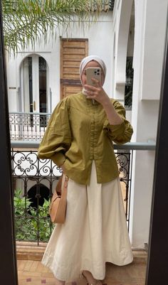 White Top Hijab Outfit, White And Beige Outfit Hijab, White Skirt Outfit Hijab, Hijabi White Skirt Outfits, Hijabi White Outfit, Skirt Hijab Outfit, Skirt Outfits Hijab, Modest Summer Fashion, Rok Outfit