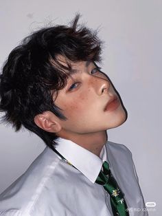 Kpop Men Photoshoot, Punk Eyeliner Men, Asian Men Makeup, Douyin Boy Makeup, Douyin Makeup Men, Korean Men Makeup, Kpop Male Makeup, Male Kpop Idol Makeup, Male Douyin Makeup