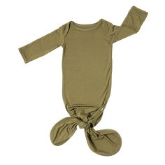 One-piece adjustable gown that your new family member will live in. Your baby benefits from the incredible bamboo feel while moms and dad will love the ease of changes! Mommy Juice, New Family, Good Sleep, Natural Fibers, Family Members, Mom And Dad, Soft Fabrics, Benefits, The Incredibles