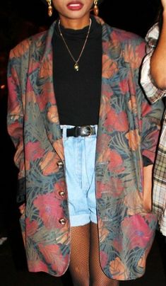 throwback thursday outfits, African-american woman wearing an over-sized tropical print blazer, black top and high-waisted light blue jean shorts, belt earrings and necklace, hands in pockets Pose Mode, Fashion 1980s, Pin Up Vintage, 80’s Fashion, Fashion 80s, Look Retro, 80s Outfit