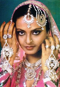 Rekha Ji, Rekha Actress, Bollywood Bridal, Retro Bollywood, Bollywood Outfits, Indian Woman, Vintage Bollywood, Indian Aesthetic, Pakistani Suits