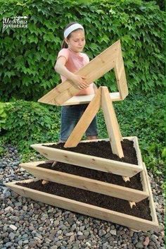 Pyramid Planter, Table Woodworking, Strawberry Planters, نباتات منزلية, Router Woodworking, Garden Bed, Veggie Garden, Garden Crafts