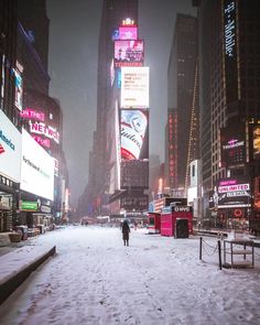 Thriller Aesthetic, New York Christmas Time, Christmas In New York Aesthetic, Times Square Ny, New York Christmas Aesthetic, Immaculate Vibes, Christmas Widgets, Times Square Nyc, Winter Nyc