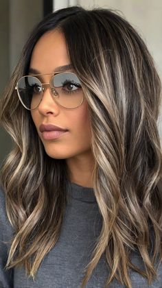 Reasons You'll Adore Melena Negra Reflejos Balayage 🌈 Balayage Black To Blonde, Balayage For Dark Brown Hair Money Piece, Dark Balayage Hair Blonde, Face Framing Caramel Highlights, Dark Brown Hair With Balayage Blonde, Dark Root Melt, Shoulder Length Hair Brown With Blonde, Balayage With Black Roots, Caramel Highlights On Black Curly Hair